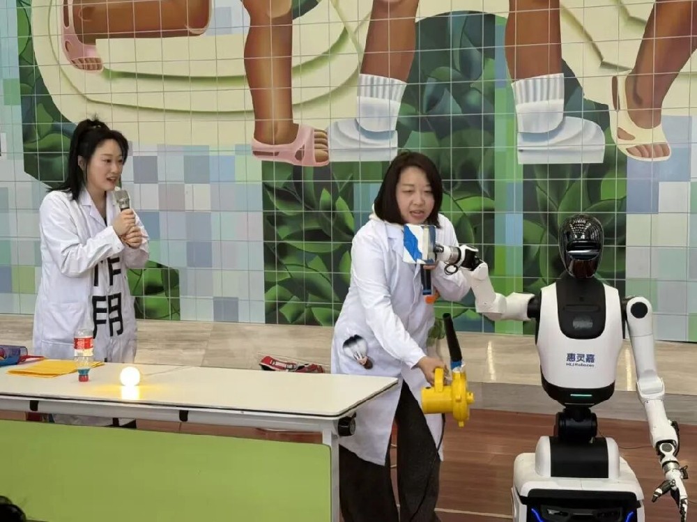 百乐博高科结合无锡市少年宫进杏装天马行空，AI创新嘉年华”活动